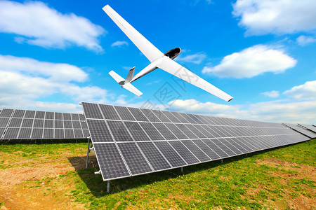 太阳能电池板对抗阳光晴朗的天空和太阳能飞机图片