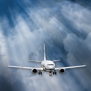 飞机在云中飞行图片