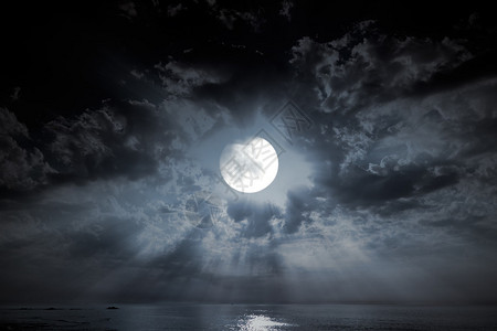 在平静的海面上的月光图片