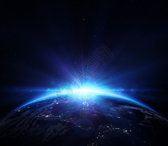 行星地球与太空中的日出地平线蓝图片