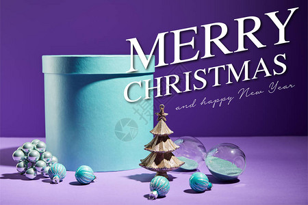 蓝色礼盒和装饰圣诞树背景图片