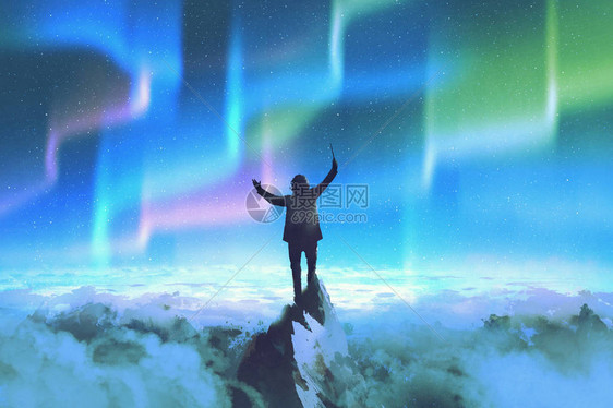 指挥员拿着警棍站在山顶对着夜空与北极光相对图片