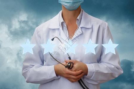 医生和医疗专业人员的评分医生背景上的五星图片
