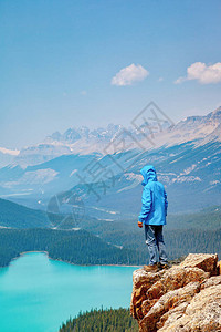 一位徒步旅行者站在弓峰的边缘图片