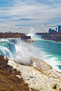 美国一侧的尼亚加拉大瀑布和加拿大的摩天大楼美国瀑布新娘面纱瀑布山羊岛马蹄瀑布和背景上的加拿大摩图片