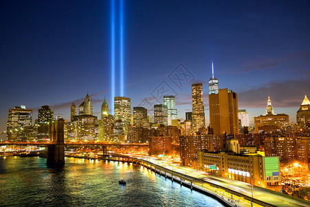 纽约市天际线和灯塔向光致敬图片