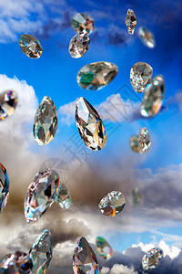 壮观的蓝天上闪发光的钻石的特写图片