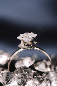闪亮钻石订婚戒指的选择焦点图片