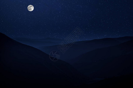 美丽的夜景与星夜山和森林有绿色草甸和山的夜森林在明亮的星夜图片