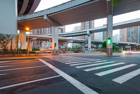 在城市的高架桥下图片