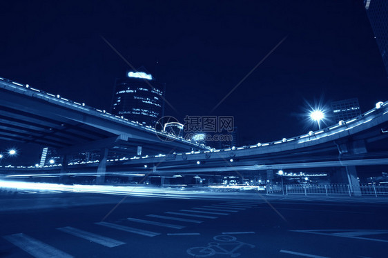 现代交通夜间立交桥图片