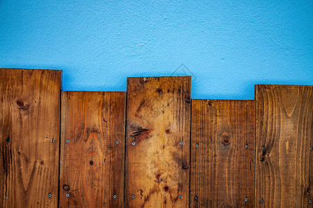 棕色木板和蓝色背图片