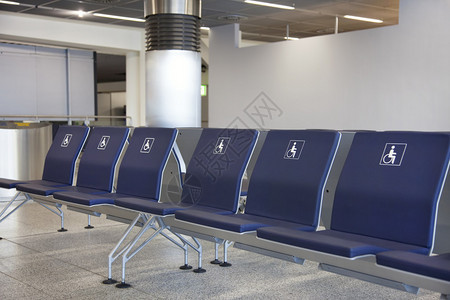专用椅子使机场的乘客无法通行背景图片
