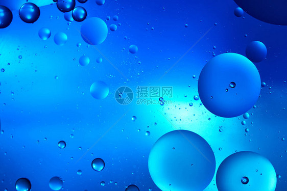 混合蓝色水和油的美丽色彩抽象背景图片