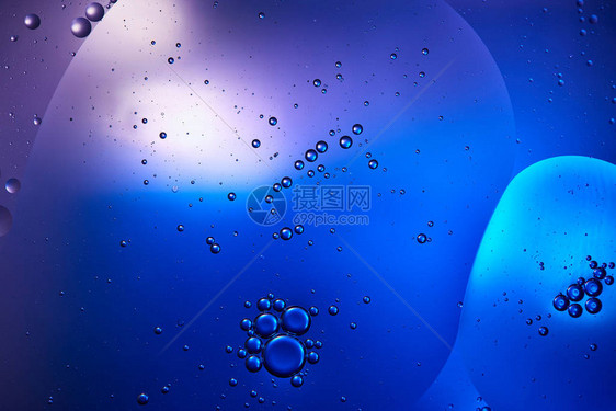 蓝色和紫色混合水和油的美丽抽象背景图片