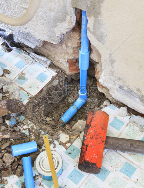 修理家用清洁水管道重锤和相图片