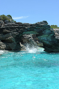 巴哈马有清晰蓝色海水的拱图片