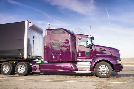 紫色卡车准备再次使用图片