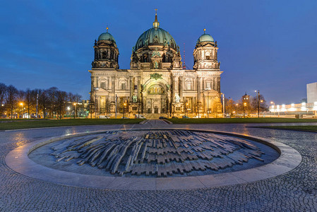 清晨灯火通明的柏林大教堂图片