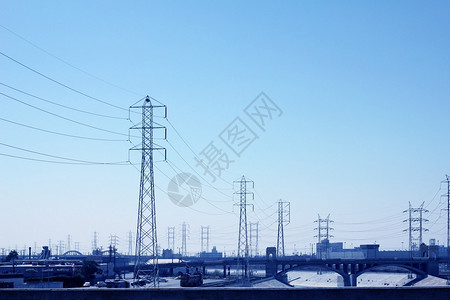 一条长的输电塔线路承载高压线路图片