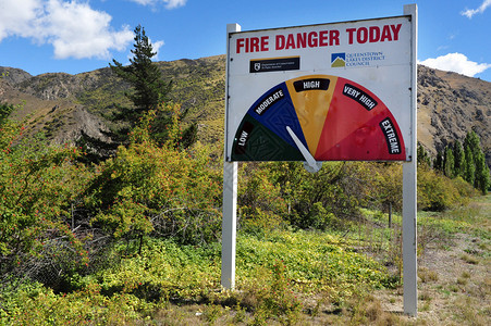 新西兰南部岛屿的火灾计危险警报标志站位于图片