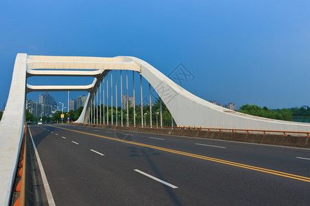 穿过这座桥的公路蓝色的天空背图片
