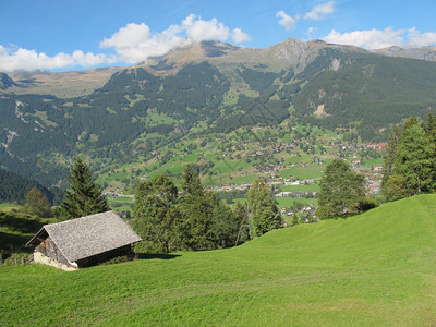 独自在瑞士Grindelwald上方的Junge图片