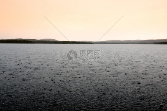 湖上下雨大湖图片