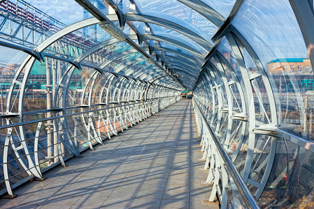 俄罗斯萨马拉铁路轨对面行人钢和玻璃桥图片