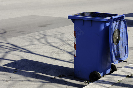 蓝色垃圾桶玻璃回收图片