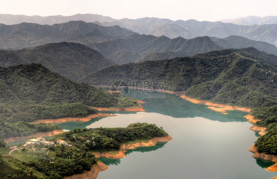 山中湖畔小村田园风光图片