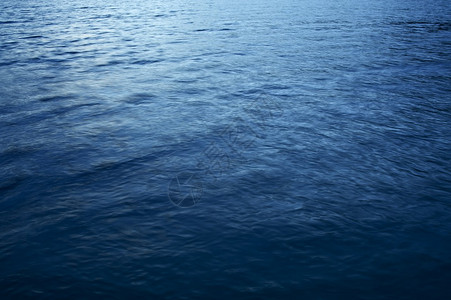 湖蓝色水新月湖深蓝色水照片背景图片
