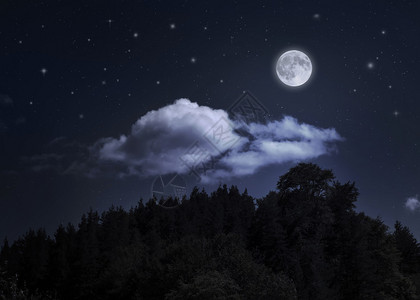 夜晚星空和月亮在山上夜多云的天空万图片