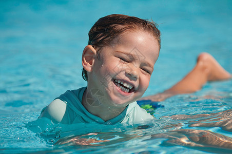 孩子们游泳课上欣喜若狂的小男孩图片
