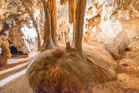 钟乳石地层珍罗兰洞穴图片
