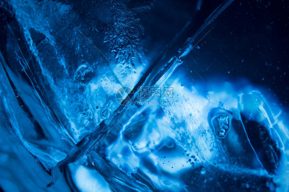 黑色背景上蓝色冰的宏观照片纹理图片