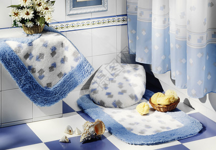 浴室内的蓝色浴垫和浴帘高清图片