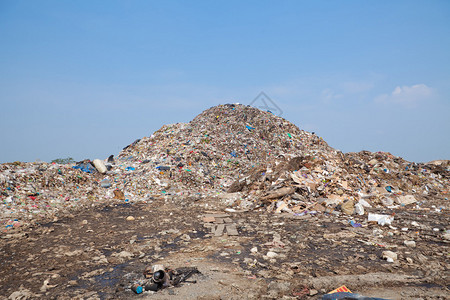 垃圾填埋场垃圾堆的垃圾污染图片