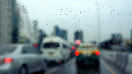交通中的雨窗图片