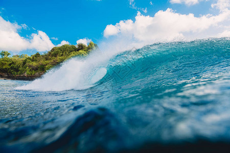 海上撞碎完美的波浪冲图片
