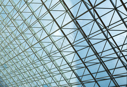 当代钢铁结构和透明的玻璃屋顶图片