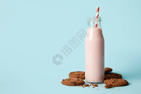 巧克力饼干和奶昔装在瓶子里蓝图片