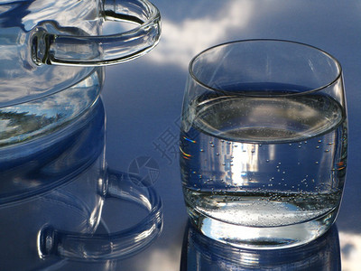 玻璃罐和玻璃用水图片