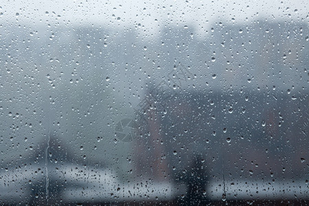 雨天透过窗口观图片