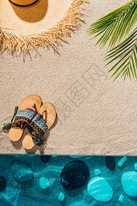 沙滩上时尚人字拖和草帽的顶视图图片