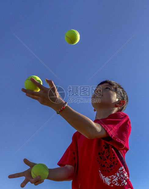 一个年轻男孩试图玩耍图片