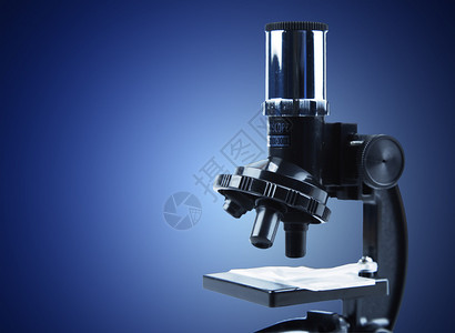 蓝色背景前的显微镜图片