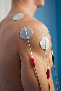 对男患者的肩膀进行物理治疗或脊髓移植疗法图片