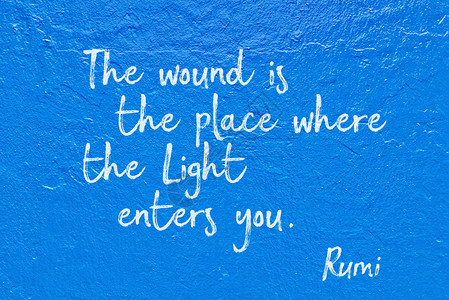 伤口是光明进入你身处的地方古代波斯诗人和哲学家鲁米在蓝墙上引图片