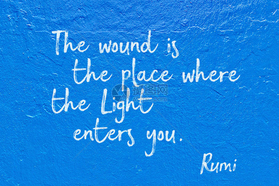 伤口是光明进入你身处的地方古代波斯诗人和哲学家鲁米在蓝墙上引图片